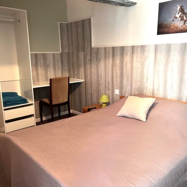 Chambre avec double lit à La Ferme Antoinette à Les Mathes en Charente-Maritime en Nouvelle Aquitaine