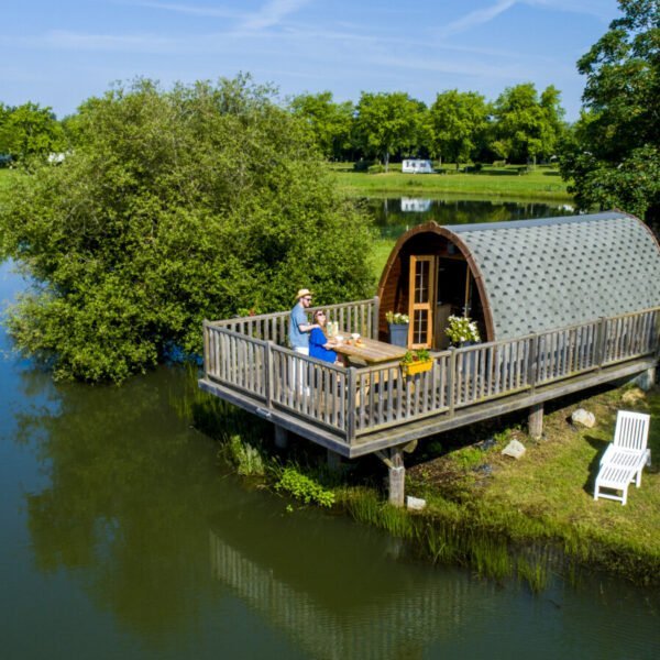 Hébergement au bord de la rivière au Camping Domaine du Houssay 3* à Spay dans la Sarthe dans le Pays de la Loire