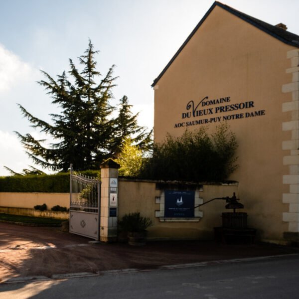 Entrée du Domaine du Vieux Pressoir à Vaudelnay en Maine-et-Loire dans le Pays de la Loire