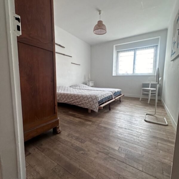 Chambre avec deux lits simples du gite Les Herbes Maritimes à Hirel en Ille-et-Vilaine en Bretagne