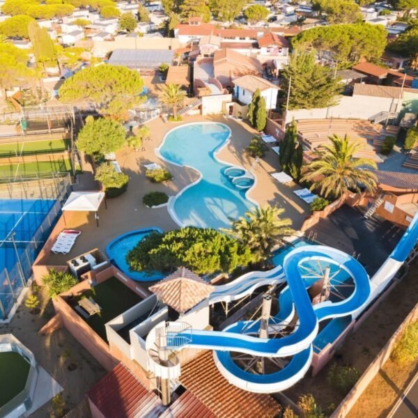 Vue aérienne du camping où se trouve Le mobil-home du Soleil à Canet-en-Roussillon dans les Pyrénées-Orientales en Occitanie