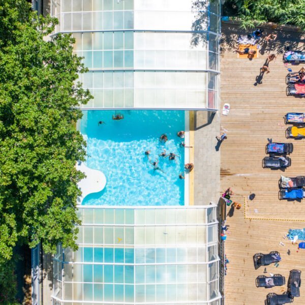 Piscine couverte et chauffe au Camping Sea Green Le Paradis à Talmont-Saint-Hilaire en Vendée dans le Pays de la Loire