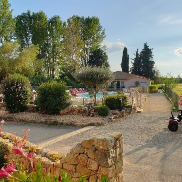 Vue de la piscine et entrée du Camping L’Oasis du Verdon à Aups dans le Var en Provence-Alpes-Côte d'Azur