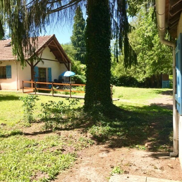 Jardin et nature au Gîte Les Aravis à Saint-Bonnet-Tronçais en Allier en Auvergne-Rhône-Alpes 