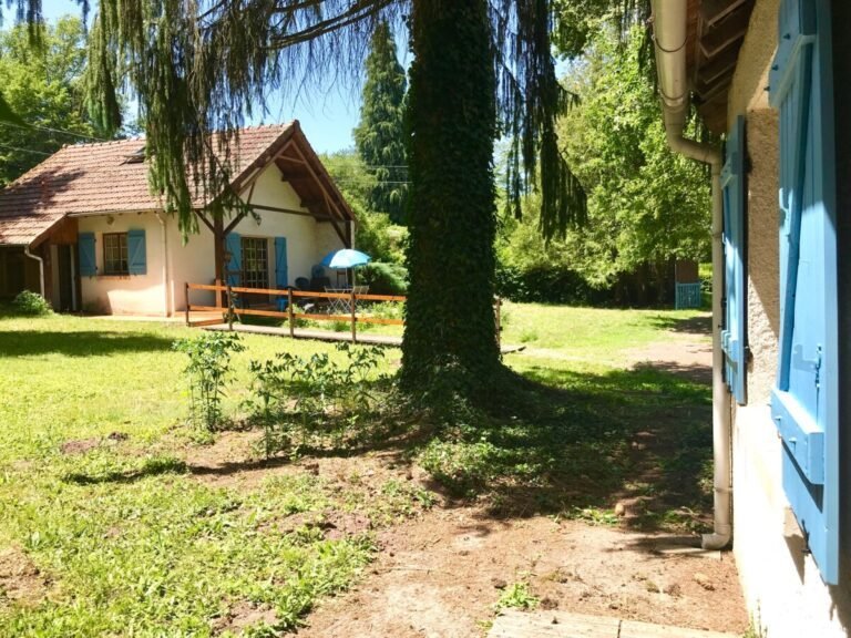 Jardin et nature au Gîte Les Aravis à Saint-Bonnet-Tronçais en Allier en Auvergne-Rhône-Alpes 