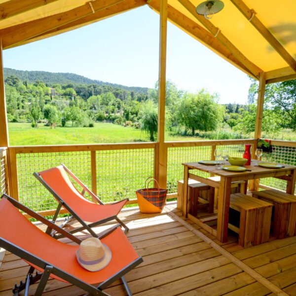 Terrasse avec vue sur le jardin au Camping L’Oasis du Verdon à Aups dans le Var en Provence-Alpes-Côte d'Azur
