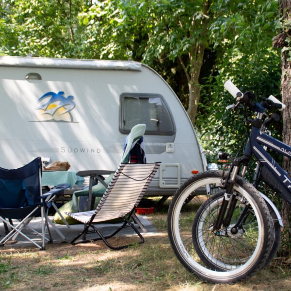 Emplacement et vélos au Camping L’Oasis du Verdon à Aups dans le Var en Provence-Alpes-Côte d'Azur