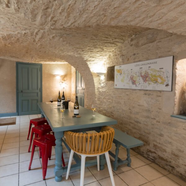 Table avec chaises au Vignoble Domaine Ninot à Rully en Saône-et-Loire en Bourgogne-Franche-Comté