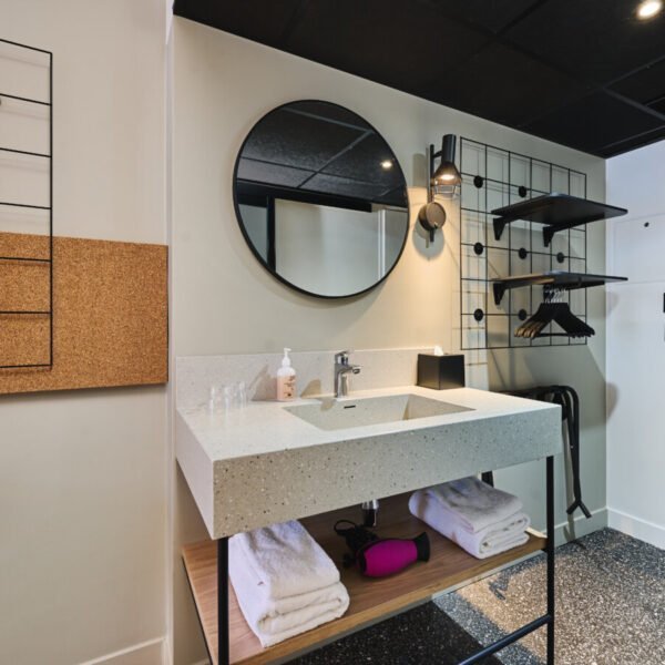 Salle de bain avec miroir à l'Hôtel Moxy Annecy à Annecy en Haute-Savoie dans l'Auvergne-Rhône-Alpes