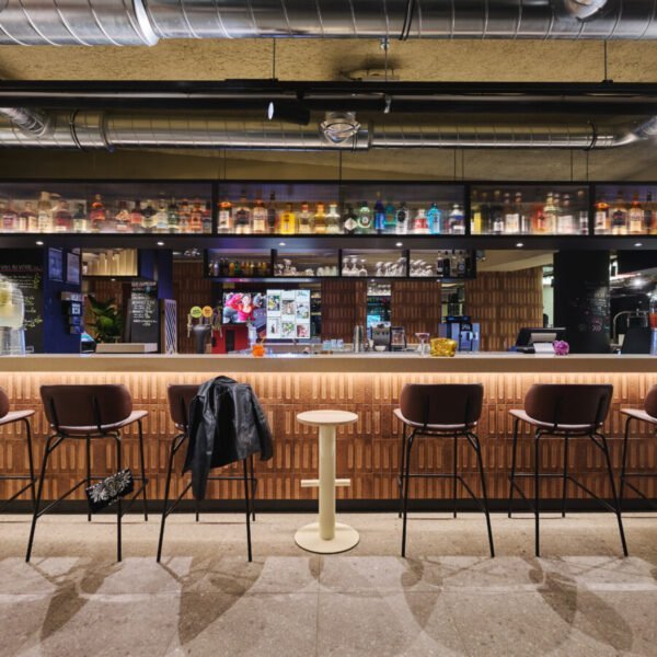 Bar à l'Hôtel Moxy Annecy à Annecy en Haute-Savoie dans l'Auvergne-Rhône-Alpes