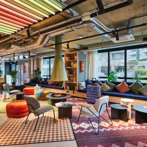 Lobby à l'Hôtel Moxy Annecy à Annecy en Haute-Savoie dans l'Auvergne-Rhône-Alpes