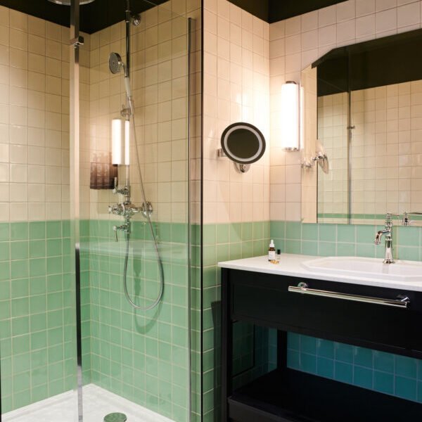 Salle de bain du Square Lodge Hôtel à La Roche-sur-Yon en Vendée près du Puy du Fou