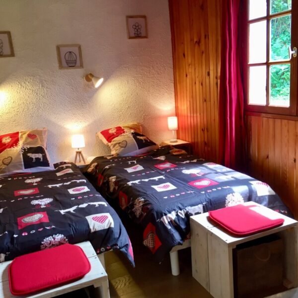 Chambre avec deux lits au Gîte Les Aravis à Saint-Bonnet-Tronçais en Allier en Auvergne-Rhône-Alpes 