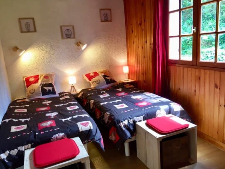 Chambre avec deux lits au Gîte Les Aravis à Saint-Bonnet-Tronçais en Allier en Auvergne-Rhône-Alpes 