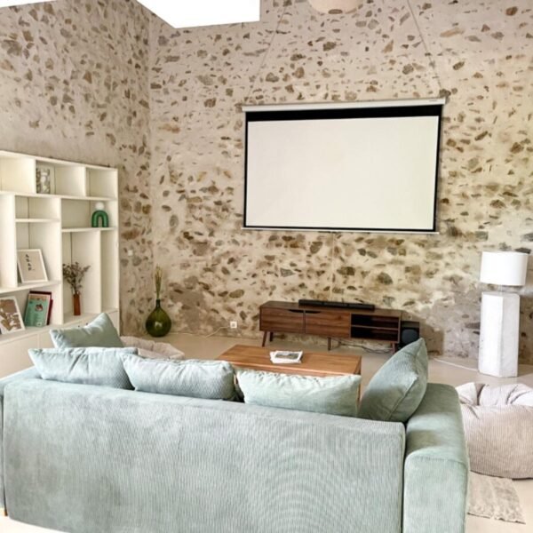 Salle cinéma du Gîte Maison Pernette dans le Rhône en Beaujolais vert proche de Macon