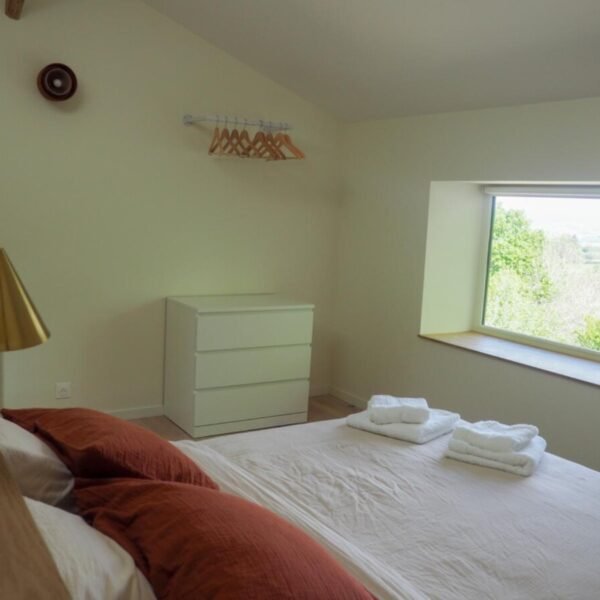 Chambre double confortable du Gîte Maison Pernette dans le Rhône en Beaujolais vert proche de Macon