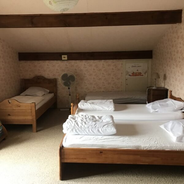 Chambre avec trois lits au Gîte Usoak à Sare dans le Pyrénées-Atlantiques en Nouvelle-Aquitaine
