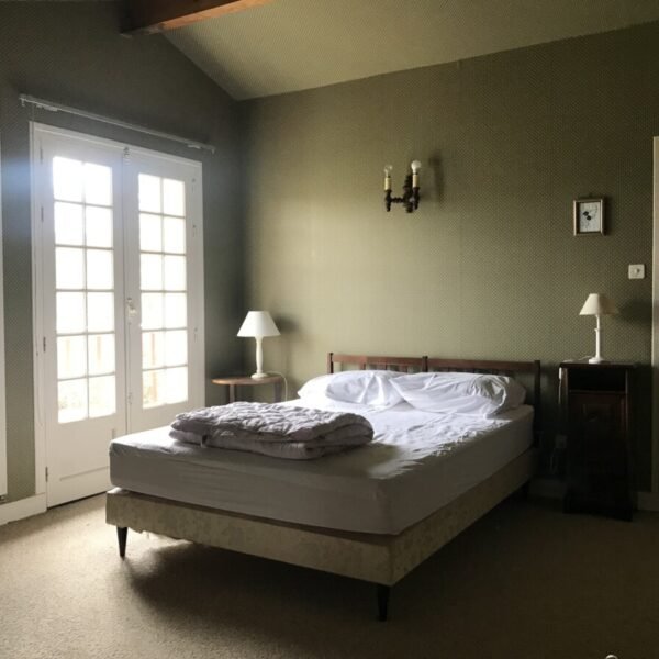 Chambre avec double lit au Gîte Usoak à Sare dans le Pyrénées-Atlantiques en Nouvelle-Aquitaine