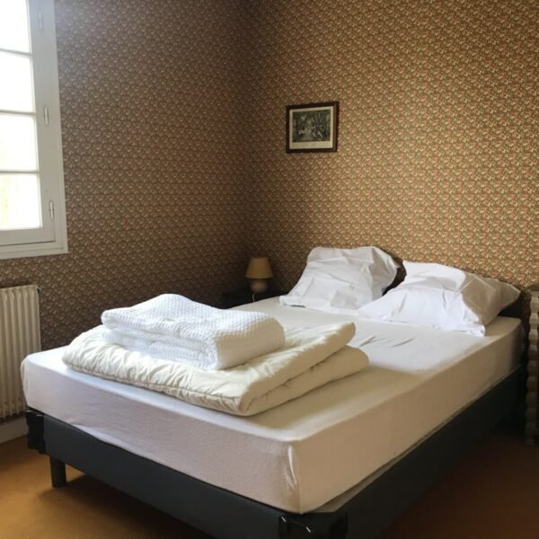 Chambre avec double lit au Gîte Usoak à Sare dans le Pyrénées-Atlantiques en Nouvelle-Aquitaine