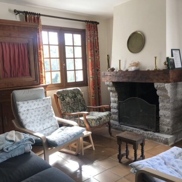 Salle de séjour avec cheminée au Gîte Usoak à Sare dans le Pyrénées-Atlantiques en Nouvelle-Aquitaine