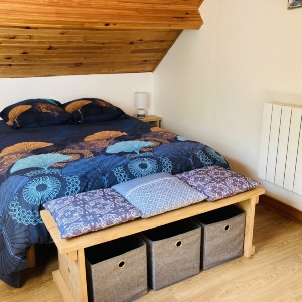 Chambre avec double lit au Gîte Les Aravis à Saint-Bonnet-Tronçais en Allier en Auvergne-Rhône-Alpes 