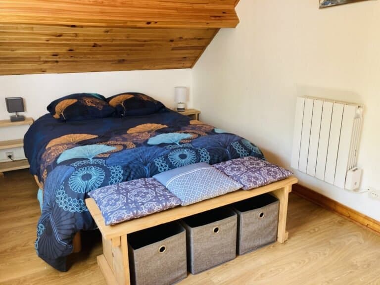 Chambre avec double lit au Gîte Les Aravis à Saint-Bonnet-Tronçais en Allier en Auvergne-Rhône-Alpes 