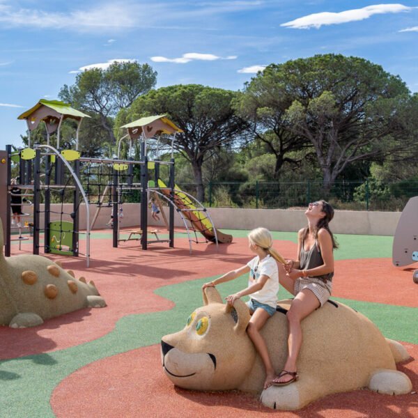 Aire de jeux au Camping les Cigales à Muy dans le Var en Provence-Alpes-Côte d'Azur