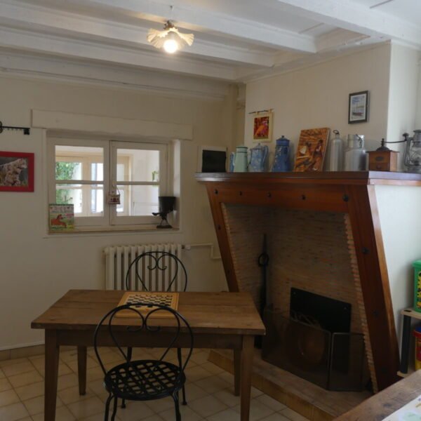 Table et cheminée du Gîte de la Grosse Planche à Férolles en Loiret en Centre-Val de Loire 