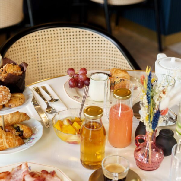 Petit déjeuner au Square Lodge Hôtel à La Roche-sur-Yon en Vendée près du Puy du Fou