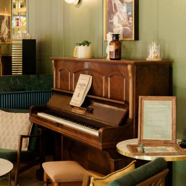 Piano ancien dans le salon du Square Lodge Hôtel à La Roche-sur-Yon en Vendée près du Puy du Fou