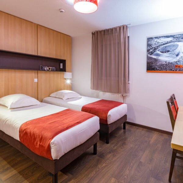 Chambre avec deux lits simples à l'Apparthôtel Privilodges Clermont-Ferrand en Auvergne dans le Puy de Dôme