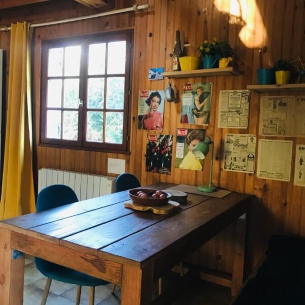 Table avec deux chaises au Gîte Les Aravis à Saint-Bonnet-Tronçais en Allier en Auvergne-Rhône-Alpes 