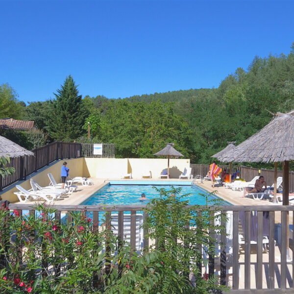 Piscine du Camping Le Pastural en Ardèche près de Vals les Bains à Ucel
