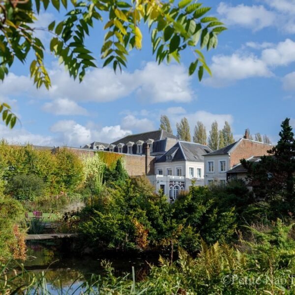 Vue sur la nature au jardin des deux ponts dans la Somme à Abbeville