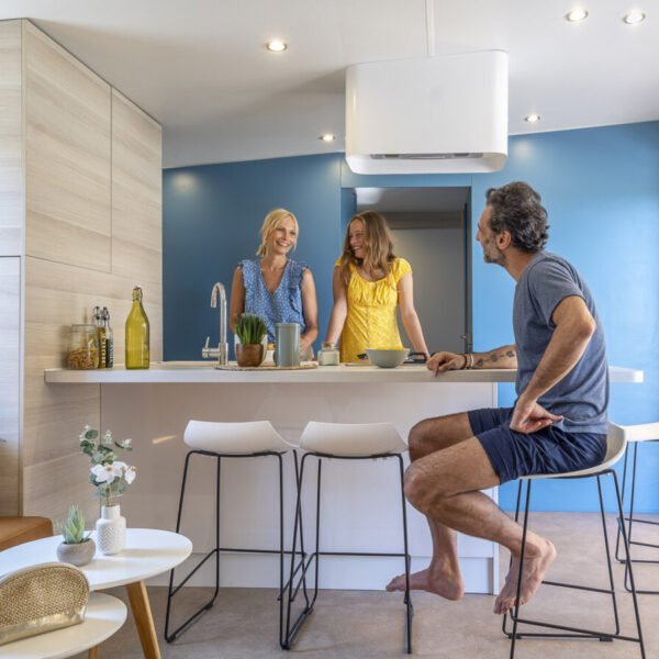 3 amis dans un hébergement au Camping le Méditerranée à Hyères dans le Var en Provence-Alpes-Côte d'Azur