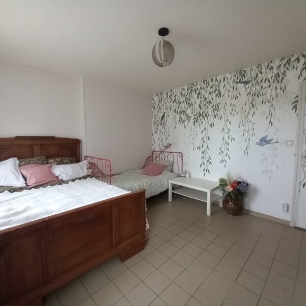 Chambre avec double lit de la Gite Fleuri à Châteauneuf-de-Galaure dans le Drôme en Auvergne-Rhône-Alpes