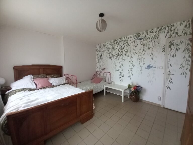 Chambre avec double lit de la Gite Fleuri à Châteauneuf-de-Galaure dans le Drôme en Auvergne-Rhône-Alpes