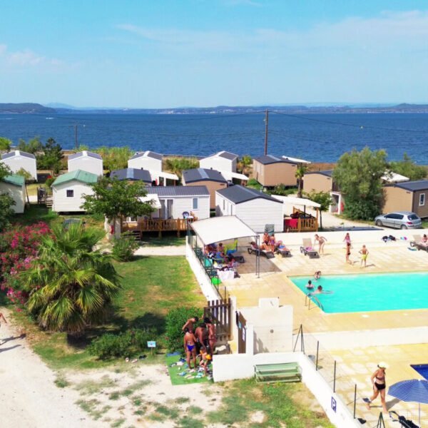 Vue aérienne de la piscine au Camping Félix de la Bastide à Saint-Mitre-les-Remparts en Bouches-du-Rhône en Provence-Alpes-Côte d'Azur