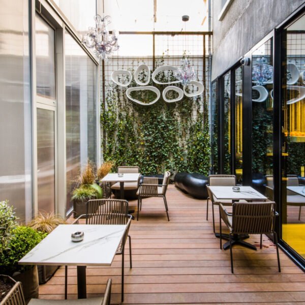 Terrasse avec tables à l'Hôtel Campanile Rennes Centre Gare en Rennes dans l'Ille-et-Vilaine en Bretagne
