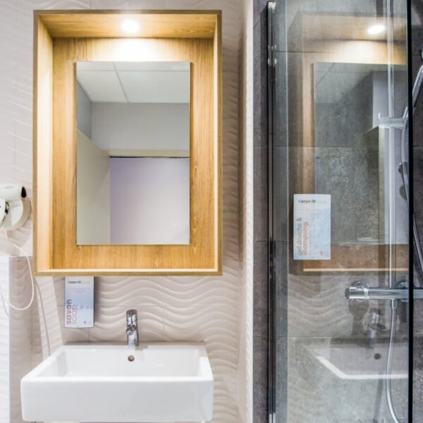 Salle de bain à l'Hôtel Campanile Rennes Centre Gare en Rennes dans l'Ille-et-Vilaine en Bretagne