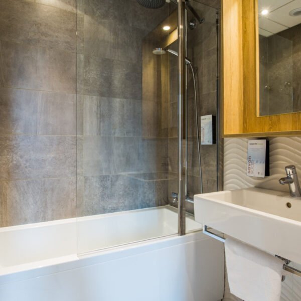 Salle de bain avec baignoire à l'Hôtel Campanile Rennes Centre Gare en Rennes dans l'Ille-et-Vilaine en Bretagne