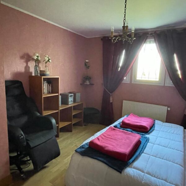 Chambre avec double lit à Maison Le Pré des Henson à Ponthoile dans la Somme en Hauts-de-France