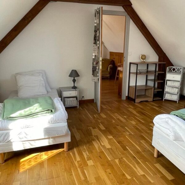 Chambre avec deux lits à Maison Le Pré des Henson à Ponthoile dans la Somme en Hauts-de-France