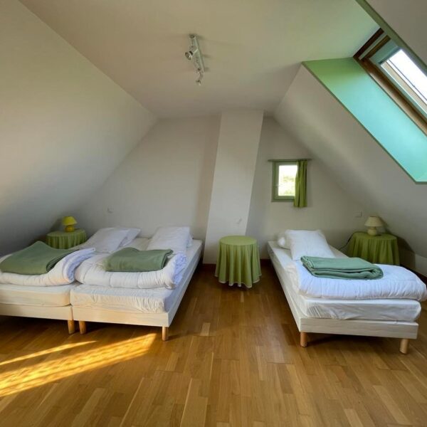 Chambre avec trois lits à Maison Le Pré des Henson à Ponthoile dans la Somme en Hauts-de-France