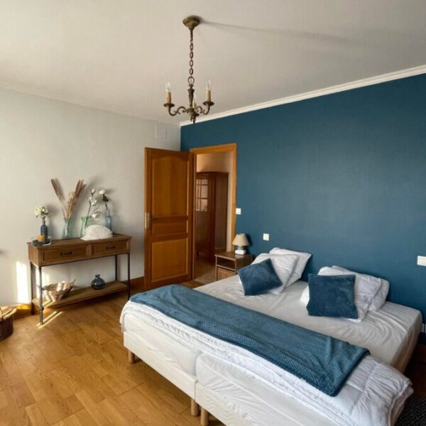 Chambre avec double lit à Maison Le Pré des Henson à Ponthoile dans la Somme en Hauts-de-France