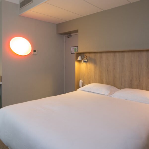 Chambre avec double lit à l'Hôtel Campanile Rennes Centre Gare en Rennes dans l'Ille-et-Vilaine en Bretagne