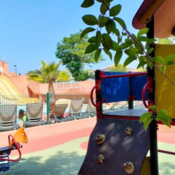 Aire jeux enfants au Camping Clau Mar Jo à Bormes-les-Mimosas dans le Var en Provence-Alpes-Côte d'Azur