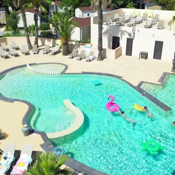 Vue aérienne de la piscine au Camping le Domaine du Golfe de Saint Tropez à Grimaud dans le Var en Provence-Alpes-Côte d'Azur