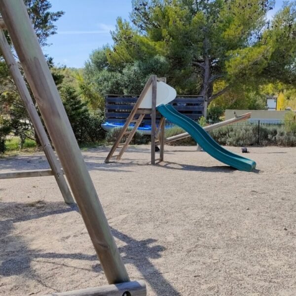 Aire de jeux au Camping Félix de la Bastide à Saint-Mitre-les-Remparts en Bouches-du-Rhône en Provence-Alpes-Côte d'Azur