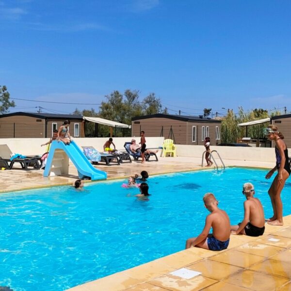 Piscine au Camping Félix de la Bastide à Saint-Mitre-les-Remparts en Bouches-du-Rhône en Provence-Alpes-Côte d'Azur